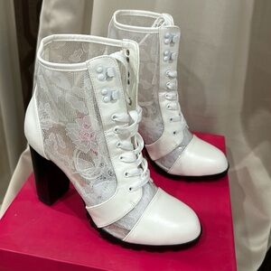 Women’s Shoedazzle White Lace Booties